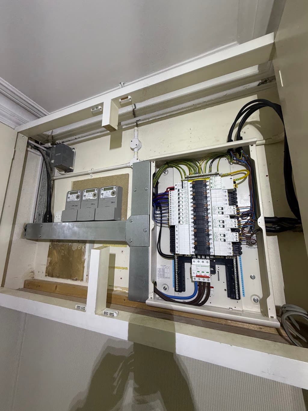 SES Electrical Contractors (UK) Ltd